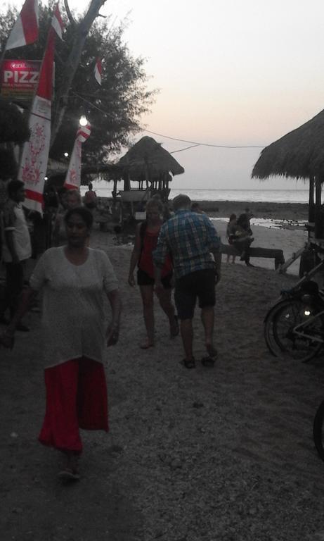 Coral Beach Pizza Cottages ギリ・トラワンガン エクステリア 写真